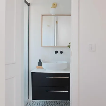 Downtown Terrace - 2 Bedroom In Graca With Private & Sunny Terrace! Διαμέρισμα *