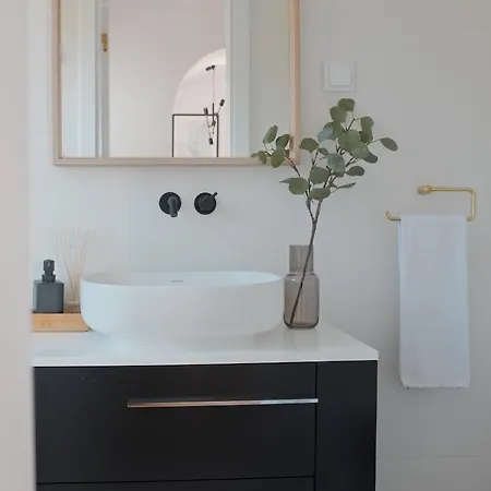 Downtown Terrace - 2 Bedroom In Graca With Private & Sunny Terrace! Διαμέρισμα *