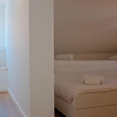 Downtown Terrace - 2 Bedroom In Graca With Private & Sunny Terrace! *