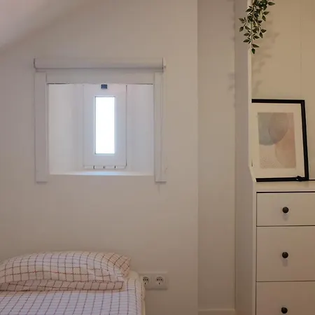 Downtown Terrace - 2 Bedroom In Graca With Private & Sunny Terrace! דירה