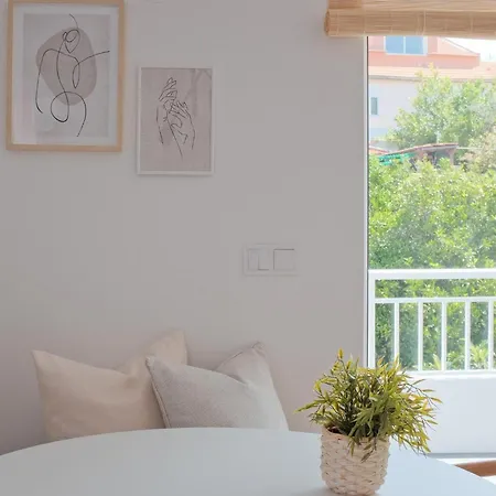 Downtown Terrace - 2 Bedroom In Graca With Private & Sunny Terrace! Lägenhet